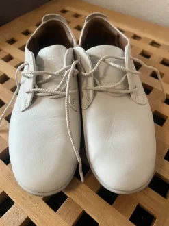 Cremefarbene Schnürschuhe