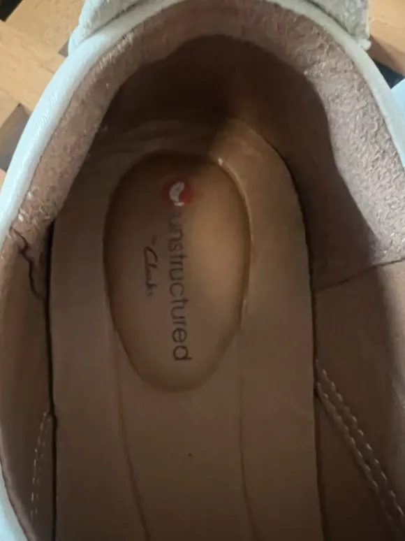 Cremefarbene Schnürschuhe