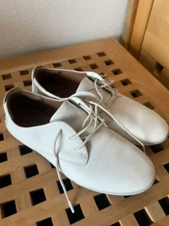 Cremefarbene Schnürschuhe