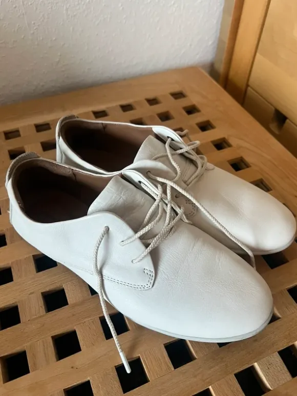 Cremefarbene Schnürschuhe