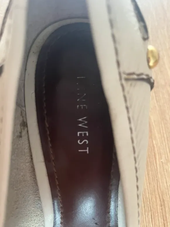 Crèmekleurige hakken met gouden gesp van Nine West (maat 41)