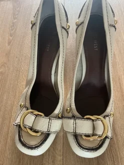 Crèmekleurige hakken met gouden gesp van Nine West (maat 41)