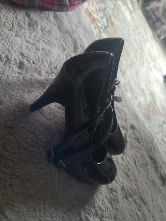 Cute Black Mary Jane Heels – Never Worn Jolies Mary Jane noires vernies – Jamais portées