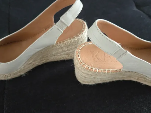Damenschuhe - Keilsandaletten von Kanna Größe 38 creme