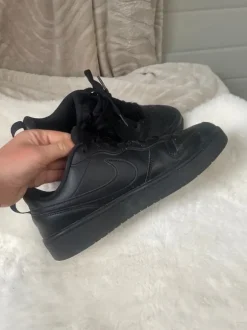 Dit zijn zwarte Nike Court Borough Low Recraft sneakers.