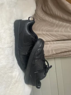 Dit zijn zwarte Nike Court Borough Low Recraft sneakers.