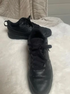 Dit zijn zwarte Nike Court Borough Low Recraft sneakers.