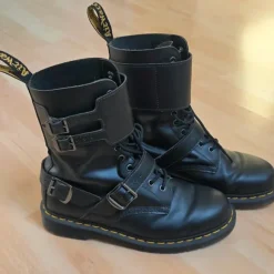 Dr. Martens 1490 Joska Smooth Boots - EU 42