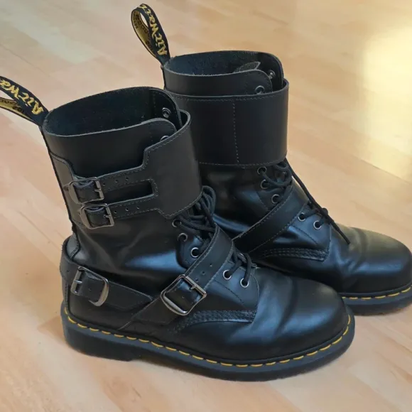 Dr. Martens 1490 Joska Smooth Boots - EU 42