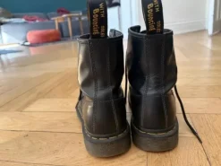Dr. Martens 8 Loch Boots schwarz