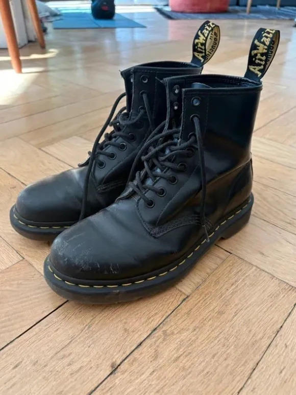 Dr. Martens 8 Loch Boots schwarz