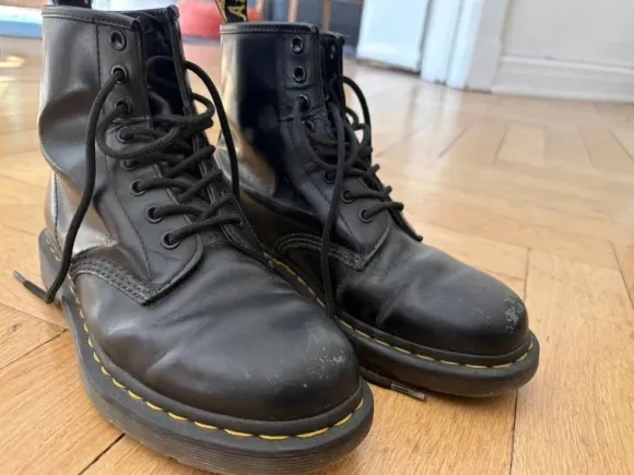 Dr. Martens 8 Loch Boots schwarz