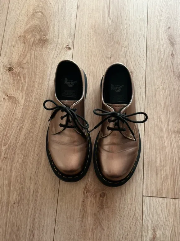 Dr Martens basses couleur bronze