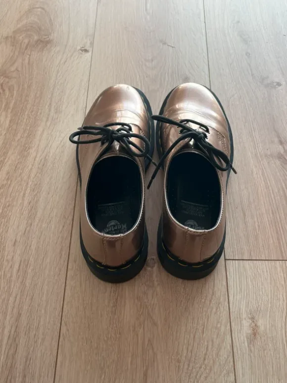 Dr Martens basses couleur bronze