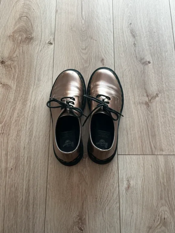Dr Martens basses couleur bronze
