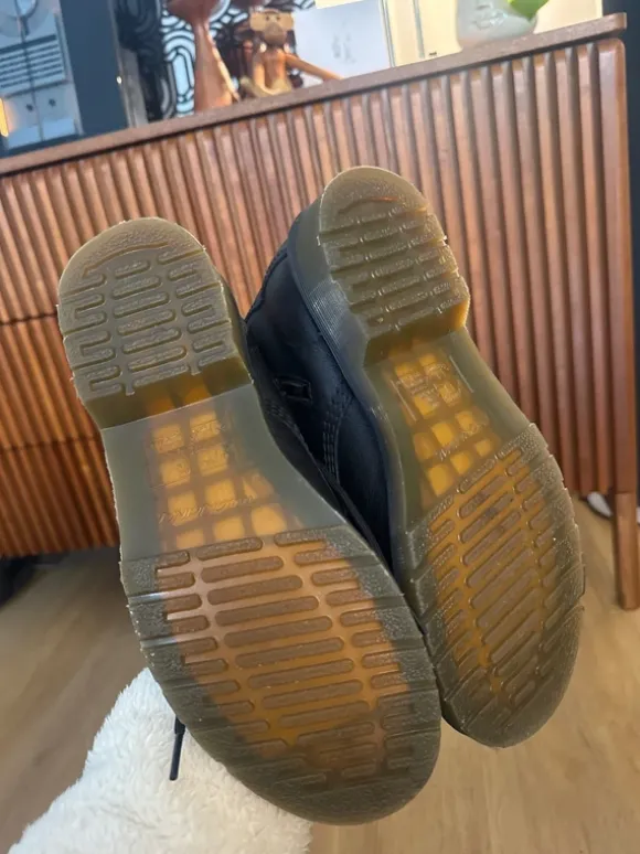 Dr. Martens gloednieuw