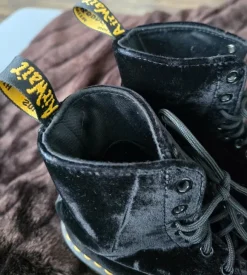Dr. Martens im schwarzen Samt