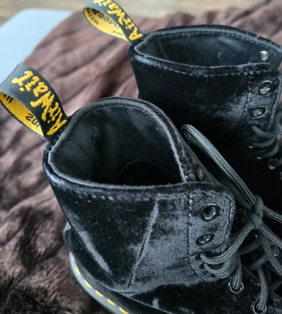 Dr. Martens im schwarzen Samt