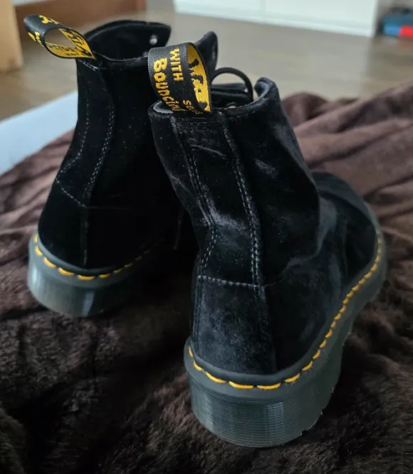Dr. Martens im schwarzen Samt
