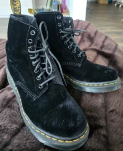 Dr. Martens im schwarzen Samt