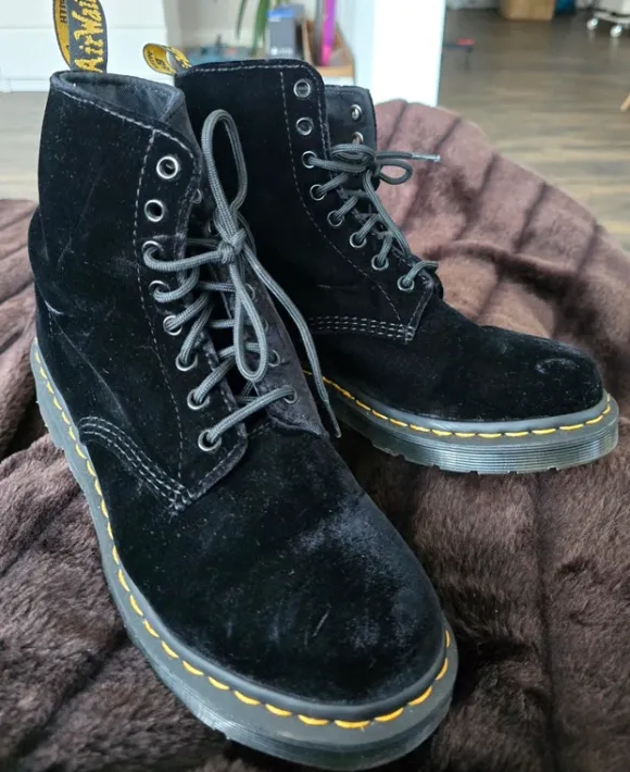 Dr. Martens im schwarzen Samt