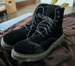 Dr. Martens im schwarzen Samt