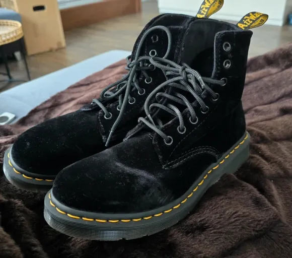 Dr. Martens im schwarzen Samt