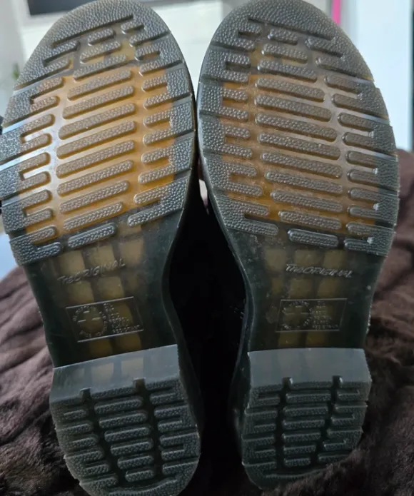 Dr. Martens im schwarzen Samt