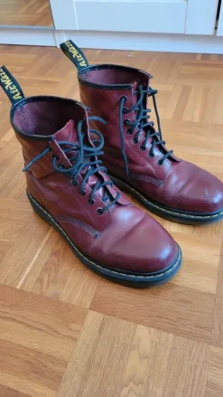 Dr. Martens 8-Loch Stiefel in burgunderrot