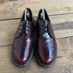 dr. martens low vegan bordeaux