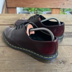 dr. martens low vegan bordeaux