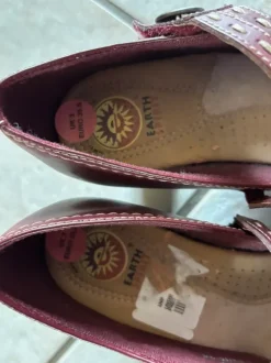 Dunkel rote Schuhe kleiner Absatz