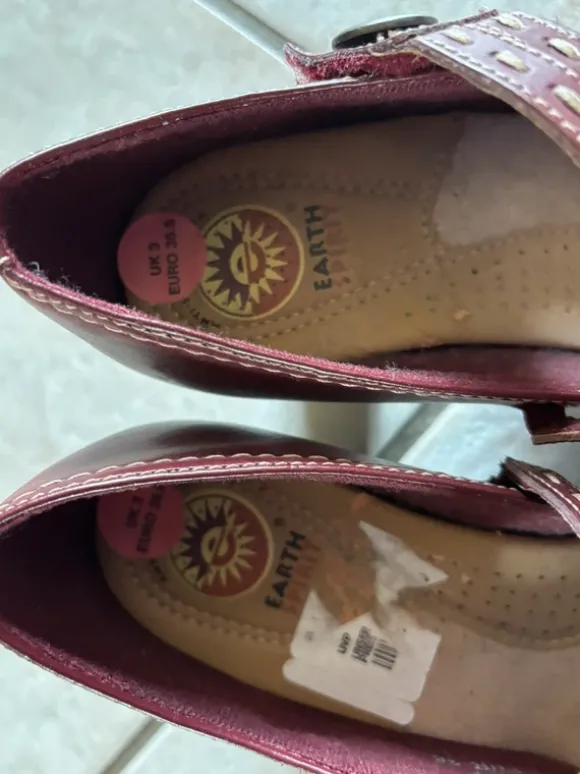 Dunkel rote Schuhe kleiner Absatz