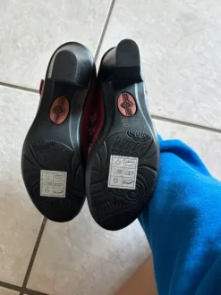 Dunkel rote Schuhe kleiner Absatz