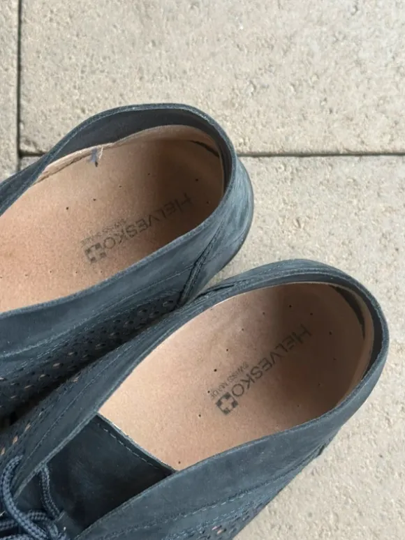 dunkelblaue Helvesko Schnürschuhe Modell Mabel aus Leder mit Lochmuster