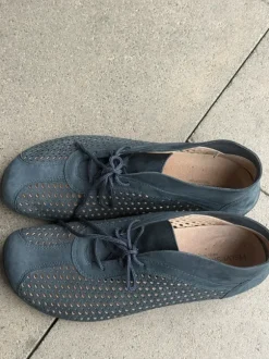 dunkelblaue Helvesko Schnürschuhe Modell Mabel aus Leder mit Lochmuster