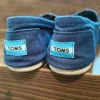 Dunkelblaue Toms