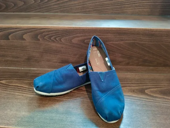 Dunkelblaue Toms