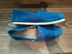 Dunkelblaue Toms
