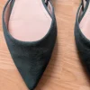 Dunkelgrüne spitze Ballerinas