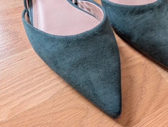 Dunkelgrüne spitze Ballerinas
