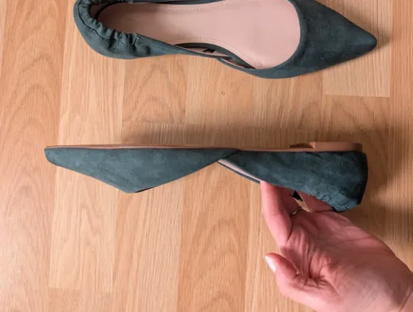 Dunkelgrüne spitze Ballerinas