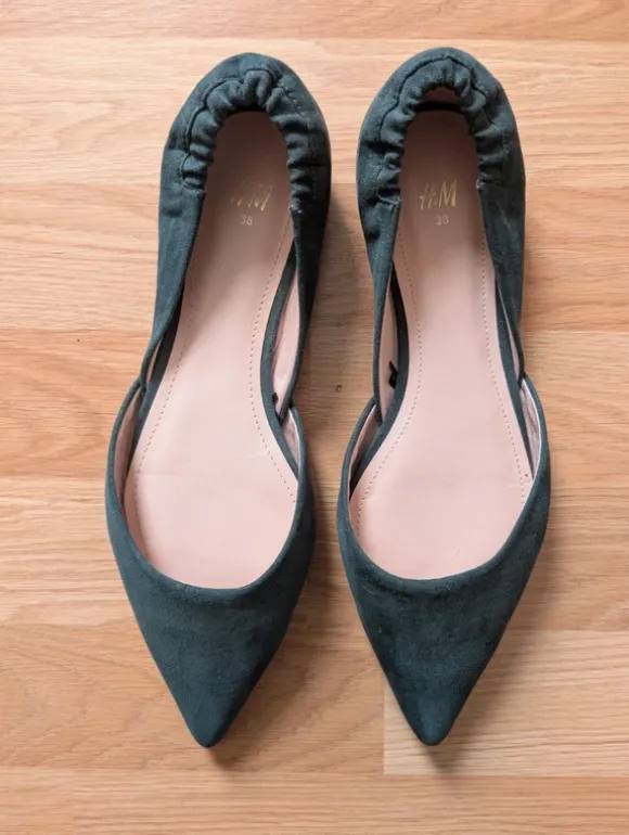 Dunkelgrüne spitze Ballerinas