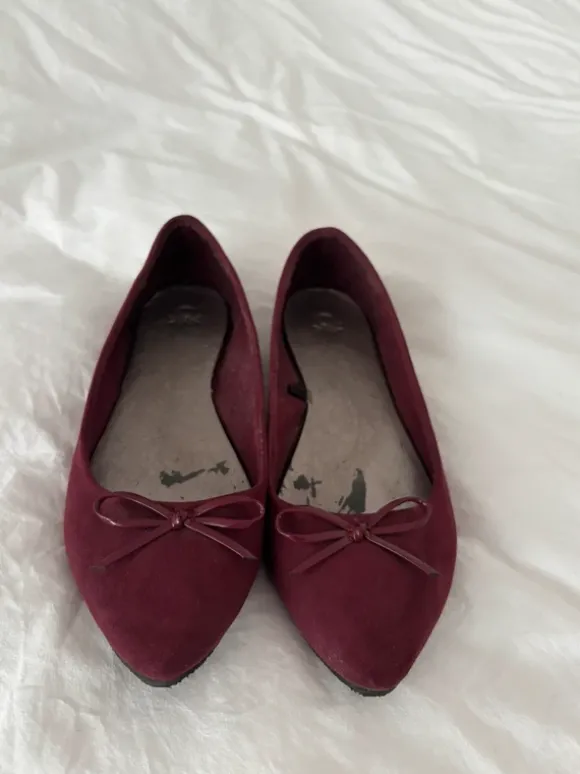 dunkelrote Ballerinas mit Schleife