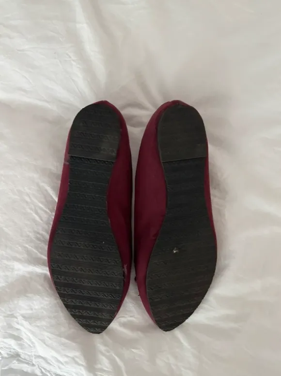 dunkelrote Ballerinas mit Schleife