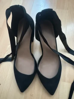 Elegante ASOS High Heels mit Satin-Schnürung