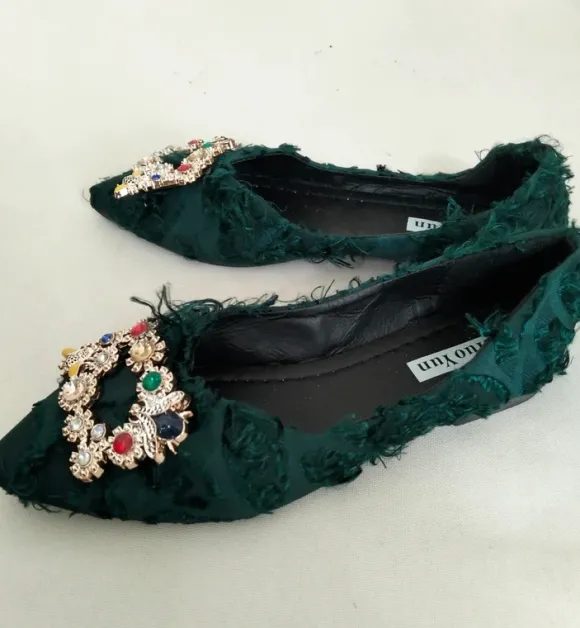 Elegante grüne Ballerinas mit Strass-Schnalle Gr. 38