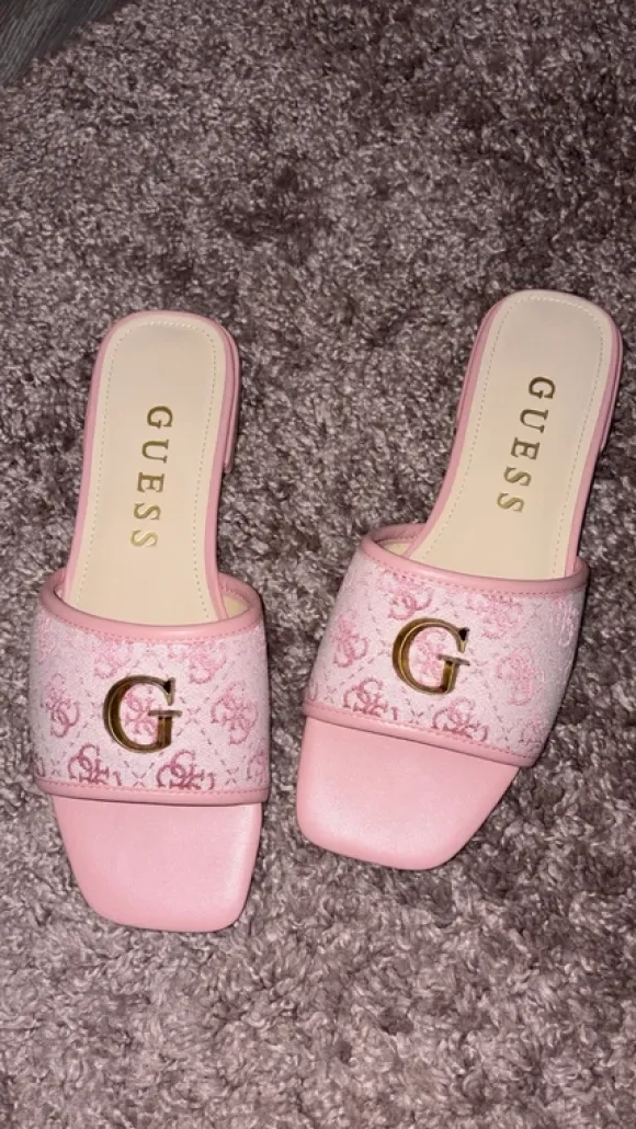 Elegante Guess Damen-Slides in Rosa mit Logo-Detail