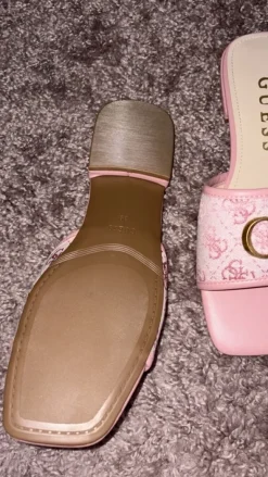Elegante Guess Damen-Slides in Rosa mit Logo-Detail