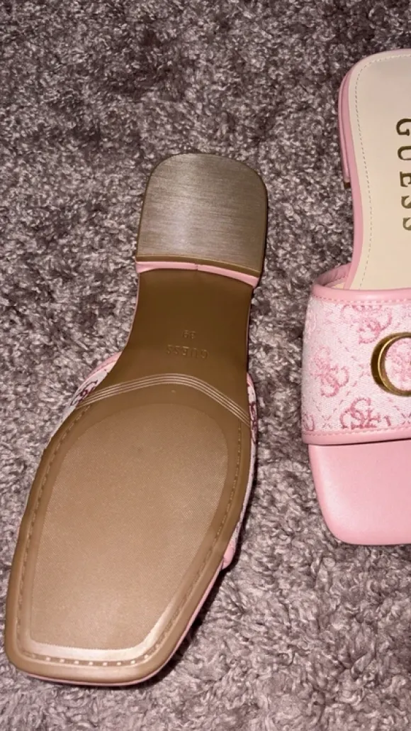 Elegante Guess Damen-Slides in Rosa mit Logo-Detail